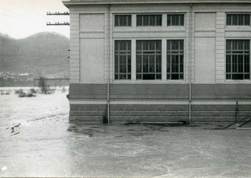 Fiume Isonzo in piena, Gorizia. Centrale idroelettrica in località Straccis
